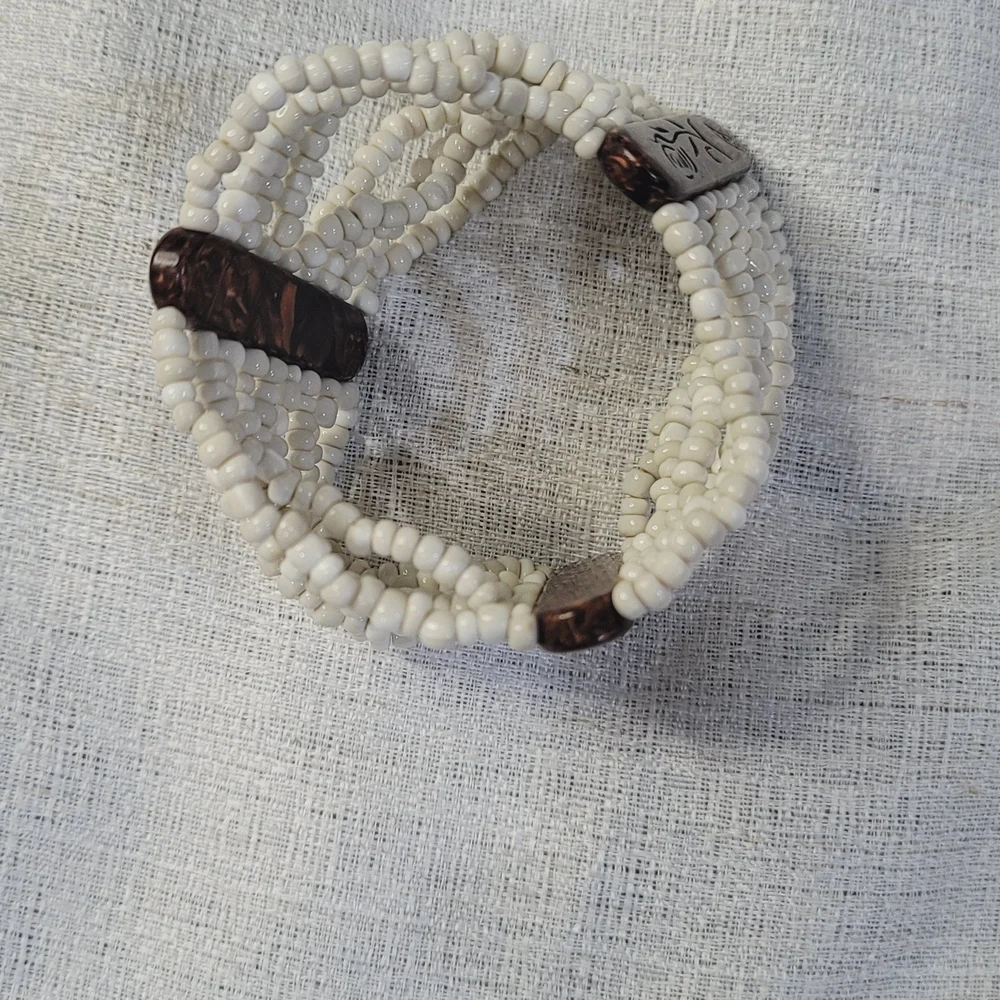 Elegant White Beaded Bracelet - Picture 3 of 4